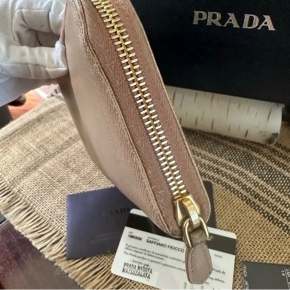 Authentic 💯 percent Prada Saffiano Fiocco Bow Leather Round zip Long wallet - Picture 3 of 13